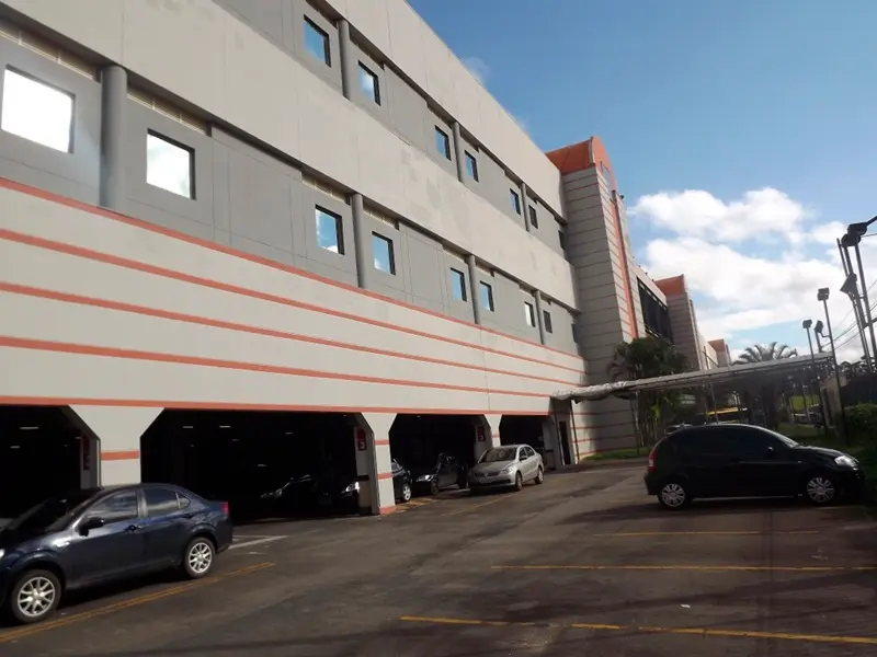 Fachada de prédio comercial após limpeza e pintura